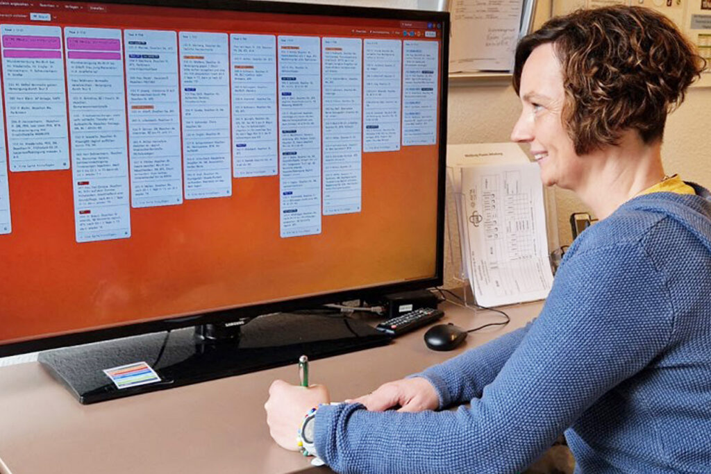 Ablaufplanung digital: Sandra Wagner, stellv. PDL und Qualitätsbeauftragte, Haus Evergreen Bergneustadt, plant die Übersicht mit Trello.
