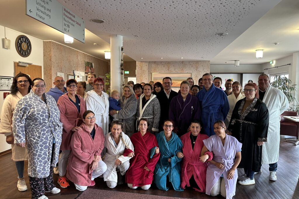 Haus zwei Linden Giebelstadt hatte gerade Besuch von der Geschäftsführung anlässlich der Verleihung des Goldenen K. Gelegenheit für die #bademantelchallenge